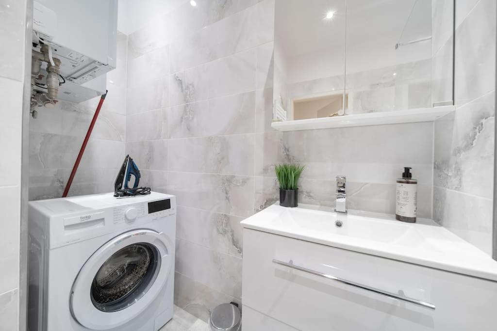 3b Bright Beautiful Newly Renovated 3br Lägenhet